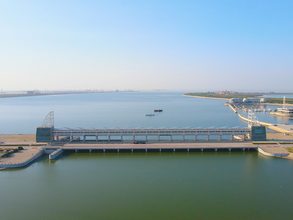 濰坊白浪河防潮閘：建于入?？诜凵迟|(zhì)海岸潮下帶，與船閘共用邊墩，