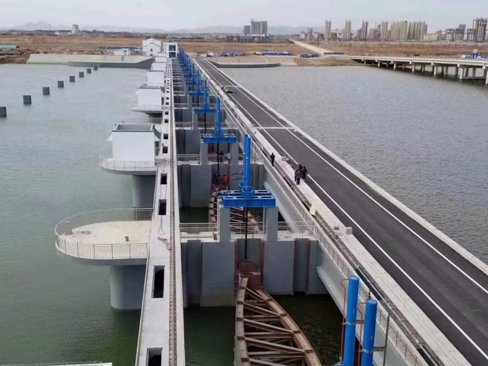 威海香水河擋潮閘，雙曲拱弧形結(jié)構(gòu)，獲發(fā)明專利